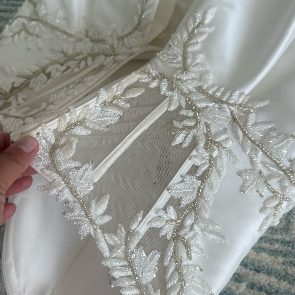 The dress of your dream 💎
Stunning Badgley Mischka Edna wedding dress, size 16
